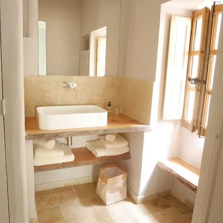 La Maison De La Place Lourmarin Гостевой дом
