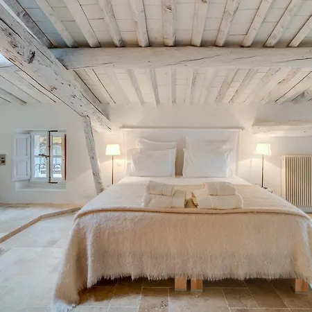 La Maison De La Place Lourmarin Гостевой дом
