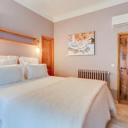 Гостевой дом La Maison De La Place Lourmarin 4*