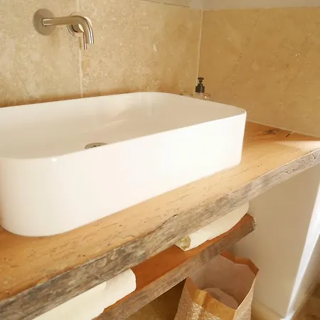 게스트하우스 La Maison De La Place Lourmarin 4*