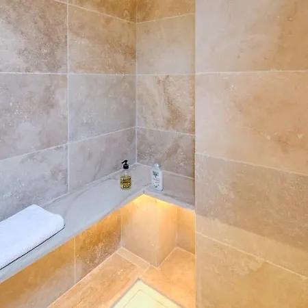 La Maison De La Place Lourmarin 4* 루르마랭