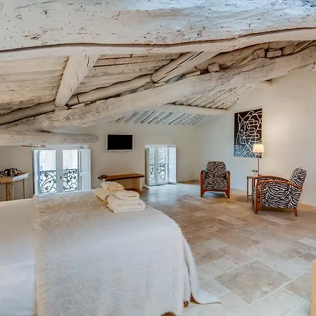La Maison De La Place Lourmarin 4* 루르마랭
