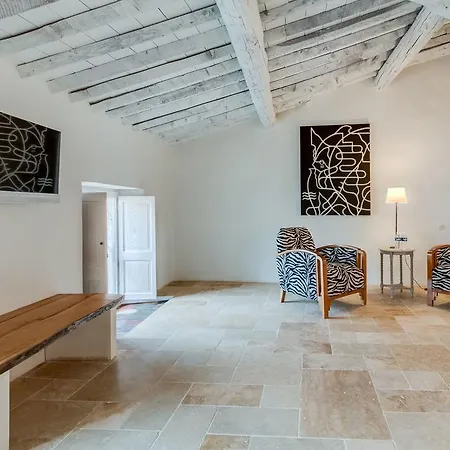 La Maison De La Place Lourmarin 4*