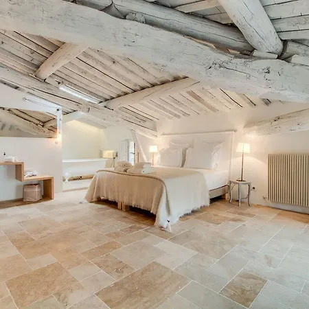 La Maison De La Place Lourmarin 게스트하우스 4*