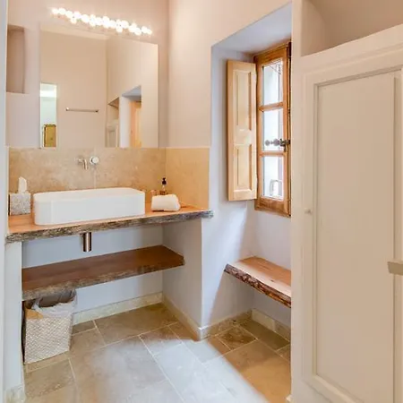 게스트하우스 La Maison De La Place Lourmarin 루르마랭