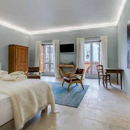 게스트하우스 La Maison De La Place Lourmarin 4*
