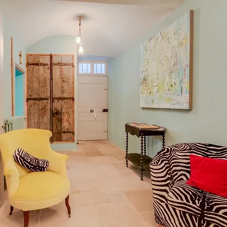 La Maison De La Place Lourmarin 게스트하우스 4*