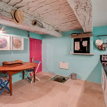 La Maison De La Place Lourmarin 4* 루르마랭