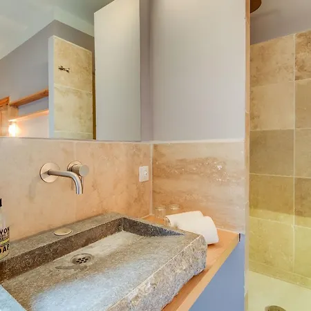 La Maison De La Place Lourmarin 4* 루르마랭